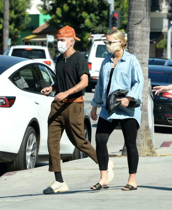 Exclusif - Ashlee Simpson, enceinte et son mari Evan Ross célèbrent leurs 3 ans de mariage avec des amis proches à Rocco's Tavern à Studio City, en Californie le 31 août 2020. Ils portent des masques pour faire face à l'épidémie de Coronavirus (COVID-19).