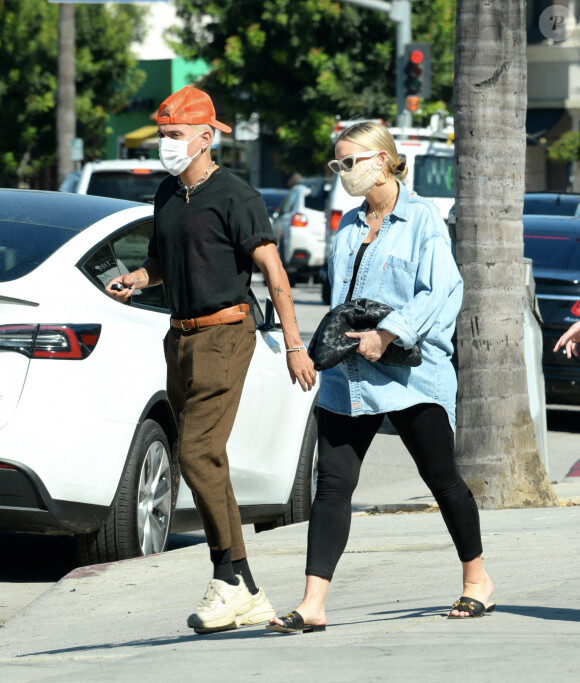 Exclusif - Ashlee Simpson, enceinte et son mari Evan Ross célèbrent leurs 3 ans de mariage avec des amis proches à Rocco's Tavern à Studio City, en Californie le 31 août 2020. Ils portent des masques pour faire face à l'épidémie de Coronavirus (COVID-19).