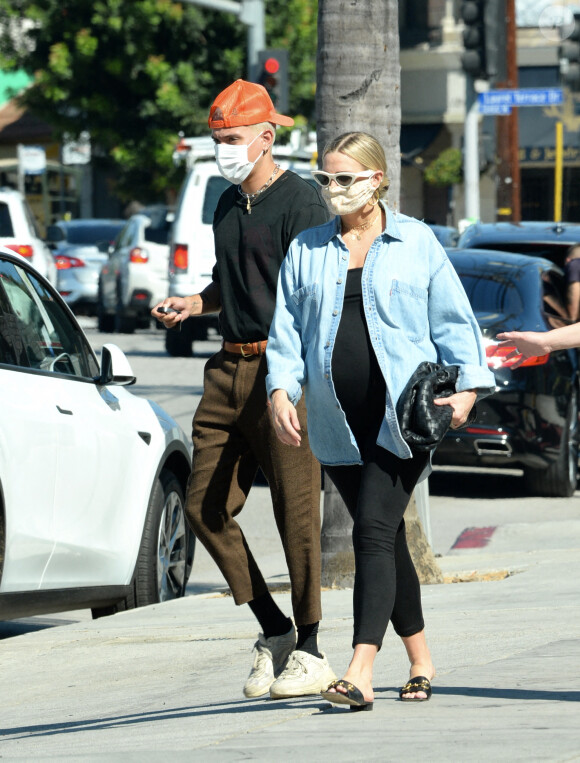 Exclusif - Ashlee Simpson, enceinte et son mari Evan Ross célèbrent leurs 3 ans de mariage avec des amis proches à Rocco's Tavern à Studio City, en Californie le 31 août 2020. Ils portent des masques pour faire face à l'épidémie de Coronavirus (COVID-19).