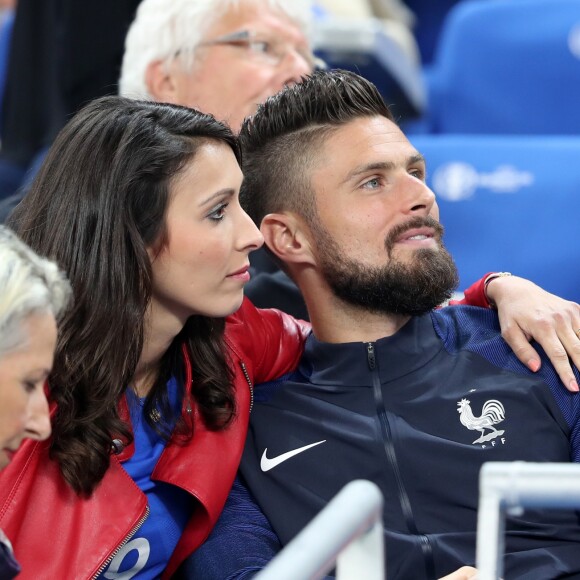 Olivier Giroud et sa compagne Jennifer - Les joueurs retrouvent leur famille dans les tribunes à la fin du match de quart de finale de l'UEFA Euro 2016 France-Islande au Stade de France à Saint-Denis le 3 juillet 2016. © Cyril Moreau / Bestimage