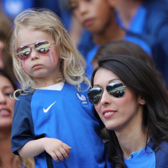 Jennifer Giroud (la femme d'Olivier Giroud) et sa fille lors du match des 8ème de finale de l'UEFA Euro 2016 France-Irlande au Stade des Lumières à Lyon, France le 26 juin 2016. © Cyril Moreau/Bestimage