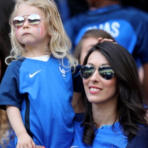 Jennifer Giroud (la femme d'Olivier Giroud) et sa fille lors du match des 8ème de finale de l'UEFA Euro 2016 France-Irlande au Stade des Lumières à Lyon, France le 26 juin 2016. © Cyril Moreau/Bestimage