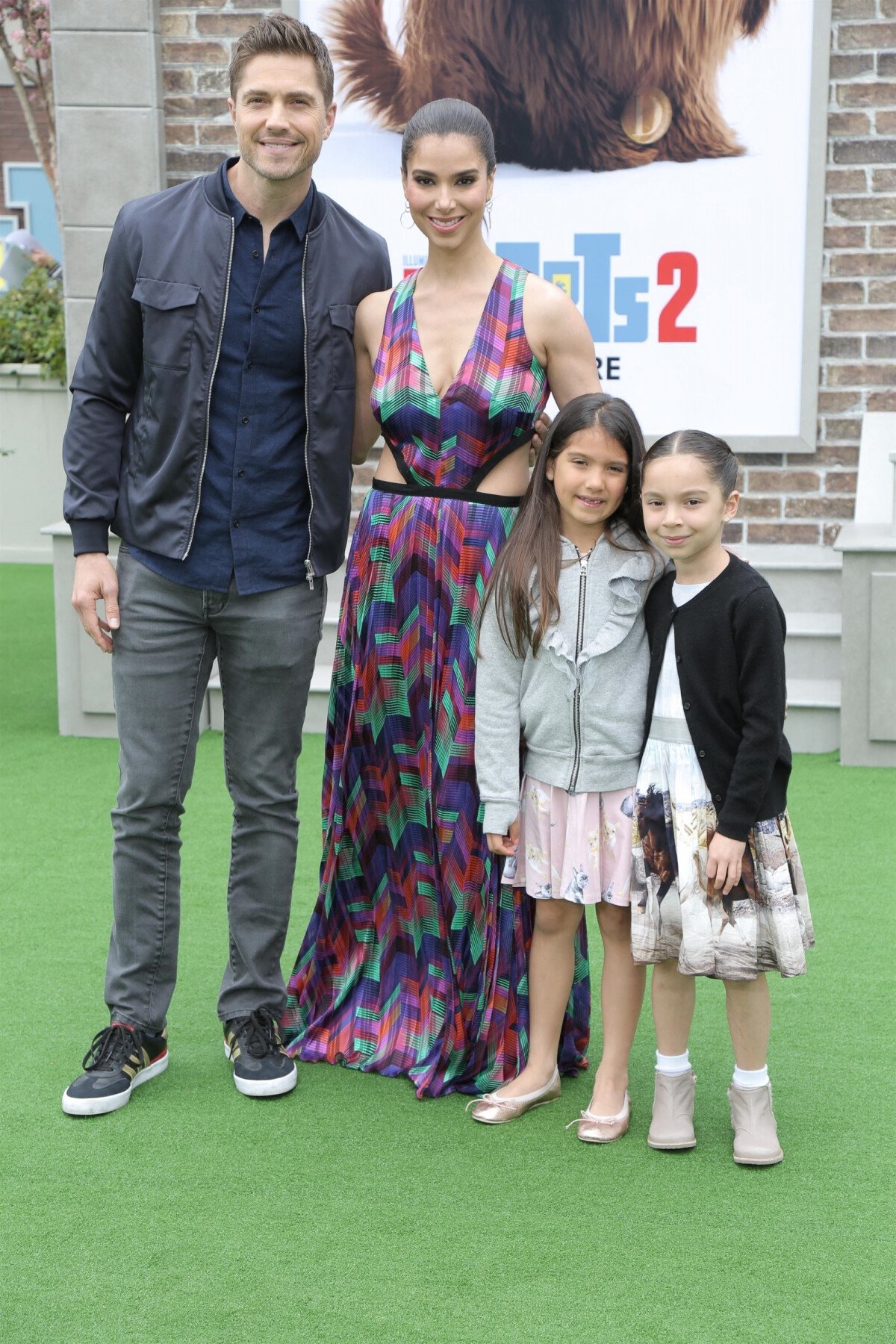 Photo : Eric Winter et sa femme Roselyn Sanchez avec leurs enfants Sebella  Rose Winter et Dylan Gabriel Winter - People à lavant-première du film  Comme des bêtes 2 (The Secret Life