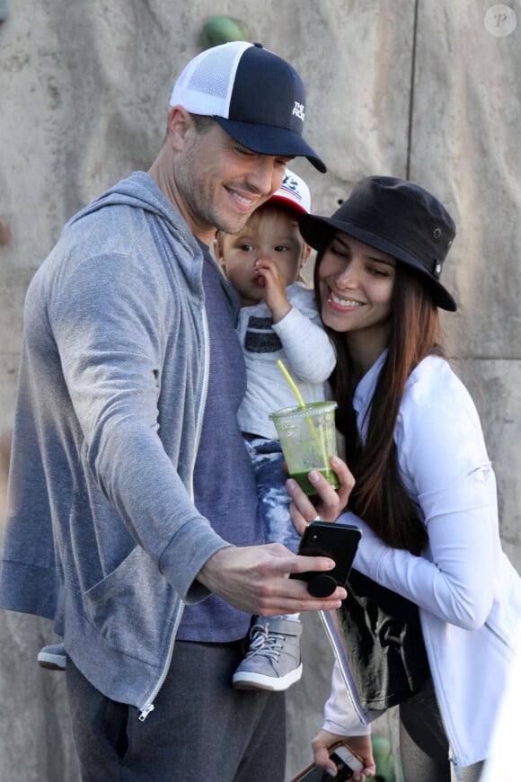 Roselyn Sanchez et son mari Eric Winter se baladent avec leurs enfants Sebella et Dylan au farmers market à Studio City, le 31 mars 2019. 