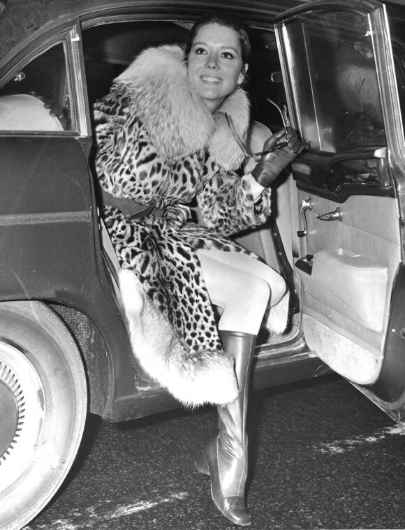 Diana Rigg à l'aéroport de Londres. Novembre 1968