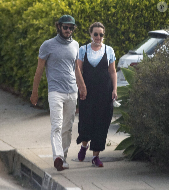 Exclusif - Leighton Meester ("Gossip Girl"), enceinte, et son mari Adam Brody se promènent dans leur quartier à Los Angeles, le 3 septembre 2020.