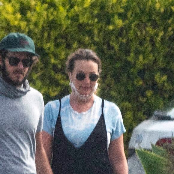 Exclusif - Leighton Meester ("Gossip Girl"), enceinte, et son mari Adam Brody se promènent dans leur quartier à Los Angeles, le 3 septembre 2020.