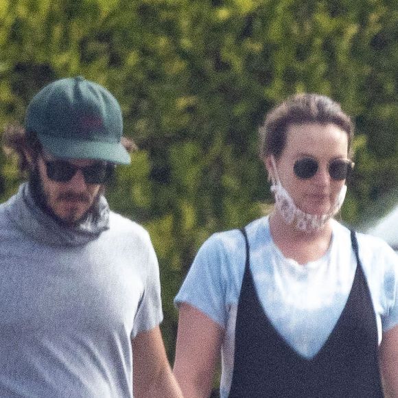 Exclusif - Leighton Meester ("Gossip Girl"), enceinte, et son mari Adam Brody se promènent dans leur quartier à Los Angeles, le 3 septembre 2020.