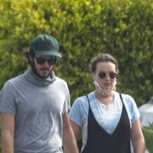 Exclusif - Leighton Meester ("Gossip Girl"), enceinte, et son mari Adam Brody se promènent dans leur quartier à Los Angeles, le 3 septembre 2020.