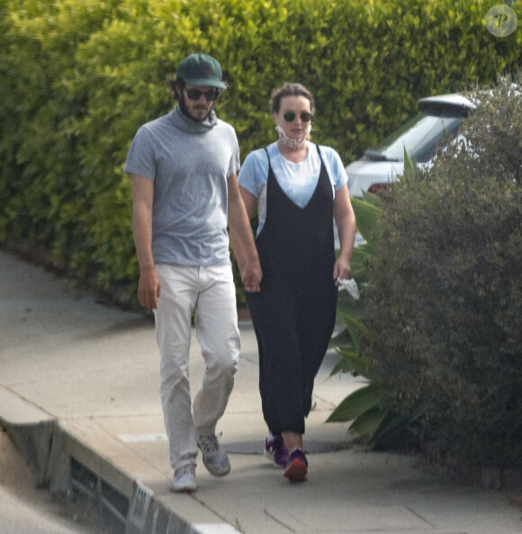 Exclusif - Leighton Meester ("Gossip Girl"), enceinte, et son mari Adam Brody se promènent dans leur quartier à Los Angeles, le 3 septembre 2020.