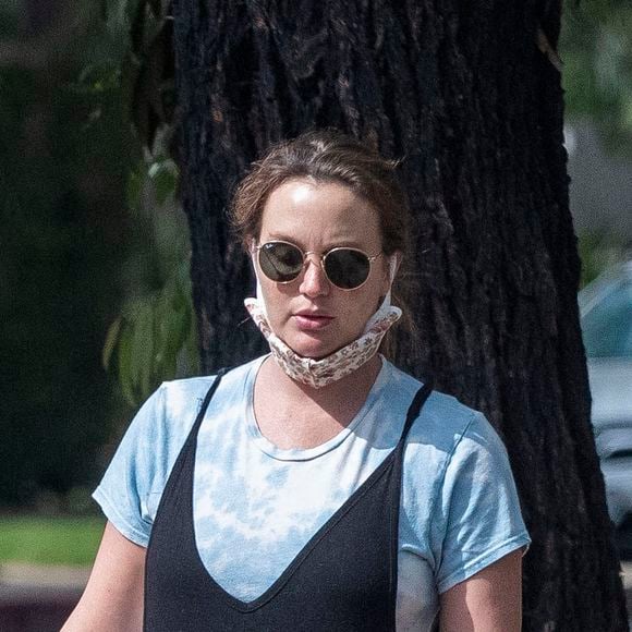 Exclusif - Leighton Meester ("Gossip Girl"), enceinte, et son mari Adam Brody se promènent dans leur quartier à Los Angeles, le 3 septembre 2020.