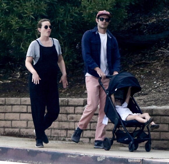 Exclusif - Leighton Meester, 33 ans, enceinte de son deuxième enfant, et son mari Adam Brody se promènent à Los Angeles avec leur fille Arlo Day, 4 ans, pendant l'épidémie de coronavirus (Covid-19), le 31 mars 2020.