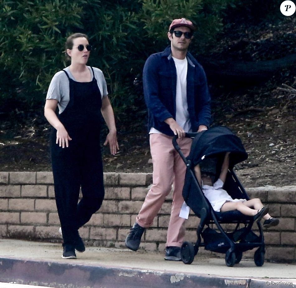 Exclusif - Leighton Meester, 33 ans, enceinte de son deuxième enfant, et son mari Adam Brody se promènent à Los Angeles avec leur fille Arlo Day, 4 ans, pendant l&#039;épidémie de coronavirus (Covid-19), le 31 mars 2020.