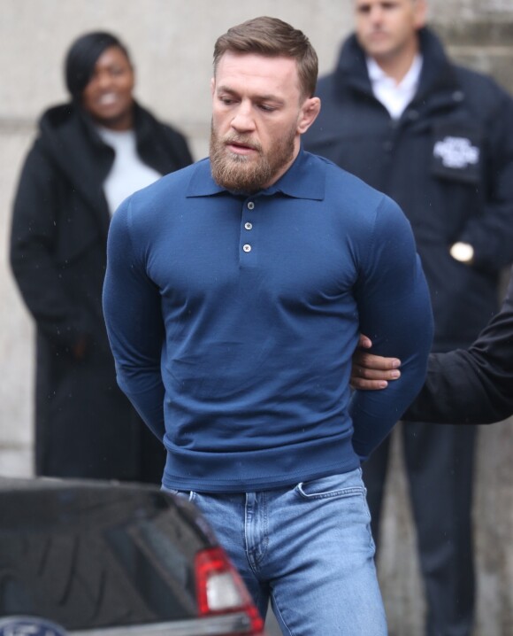 En marge de la présentation d'une réunion de l'UFC, le célèbre Conor McGregor, qui n'était pas invité, a jeté divers objets sur un minibus où plusieurs combattants avaient pris place. L'Irlandais s'est rendu dans la foulée dans un commissariat de New York.
