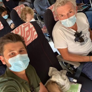 Denis Brogniart et Christophe Beaugrand dans l'avion en direction de Nice, pour le tournage de "Ninja Warrior", le 14 septembre 2020