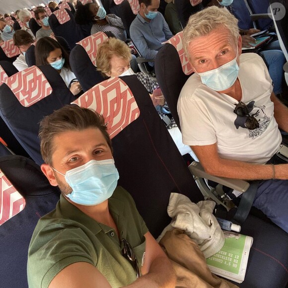 Denis Brogniart et Christophe Beaugrand dans l'avion en direction de Nice, pour le tournage de "Ninja Warrior", le 14 septembre 2020
