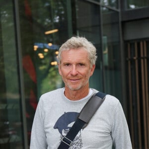 Exclusif - Denis Brogniart arrive dans les studios de RMC à Paris le 25 août 2020. © Panoramic / Bestimage
