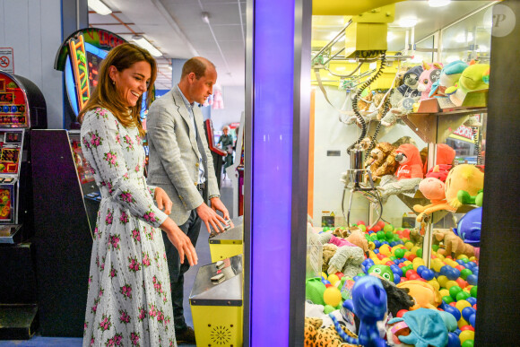 Le prince William, duc de Cambridge, et Kate Middleton, duchesse de Cambridge, lors de leur visite à "Island Leisure Amusement Arcade" à Barry (Royaume-Uni), le 4 août 2020.