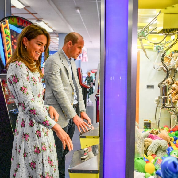 Le prince William, duc de Cambridge, et Kate Middleton, duchesse de Cambridge, lors de leur visite à "Island Leisure Amusement Arcade" à Barry (Royaume-Uni), le 4 août 2020.