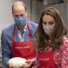 Le prince William, duc de Cambridge, et Kate Middleton, duchesse de Cambridge, font des bagels lors de leur visite à la boulangerie "Beigel Bake Brick Lane" à Londres, le 15 septembre 2020, pendant l'épidémie de coronavirus (Covid-19).