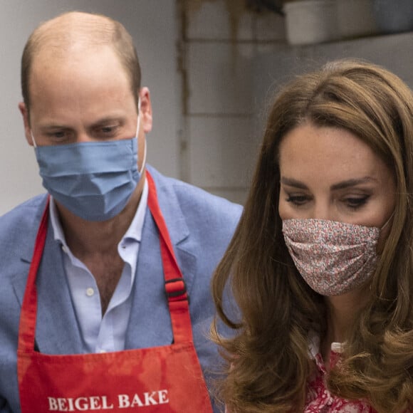 Le prince William, duc de Cambridge, et Kate Middleton, duchesse de Cambridge, font des bagels lors de leur visite à la boulangerie "Beigel Bake Brick Lane" à Londres, le 15 septembre 2020, pendant l'épidémie de coronavirus (Covid-19).