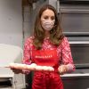 Le prince William, duc de Cambridge, et Kate Middleton, duchesse de Cambridge, font des bagels lors de leur visite à la boulangerie "Beigel Bake Brick Lane" à Londres, le 15 septembre 2020, pendant l'épidémie de coronavirus (Covid-19).