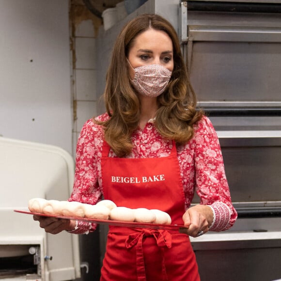 Le prince William, duc de Cambridge, et Kate Middleton, duchesse de Cambridge, font des bagels lors de leur visite à la boulangerie "Beigel Bake Brick Lane" à Londres, le 15 septembre 2020, pendant l'épidémie de coronavirus (Covid-19).