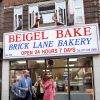 Le prince William, duc de Cambridge, et Kate Middleton, duchesse de Cambridge, font des bagels lors de leur visite à la boulangerie "Beigel Bake Brick Lane" à Londres, le 15 septembre 2020, pendant l'épidémie de coronavirus (Covid-19).