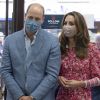 Le prince William, duc de Cambridge, et Kate Middleton, duchesse de Cambridge, font des bagels lors de leur visite à la boulangerie "Beigel Bake Brick Lane" à Londres, le 15 septembre 2020, pendant l'épidémie de coronavirus (Covid-19).