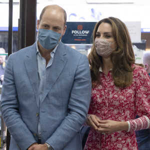 Le prince William, duc de Cambridge, et Kate Middleton, duchesse de Cambridge, font des bagels lors de leur visite à la boulangerie "Beigel Bake Brick Lane" à Londres, le 15 septembre 2020, pendant l'épidémie de coronavirus (Covid-19).