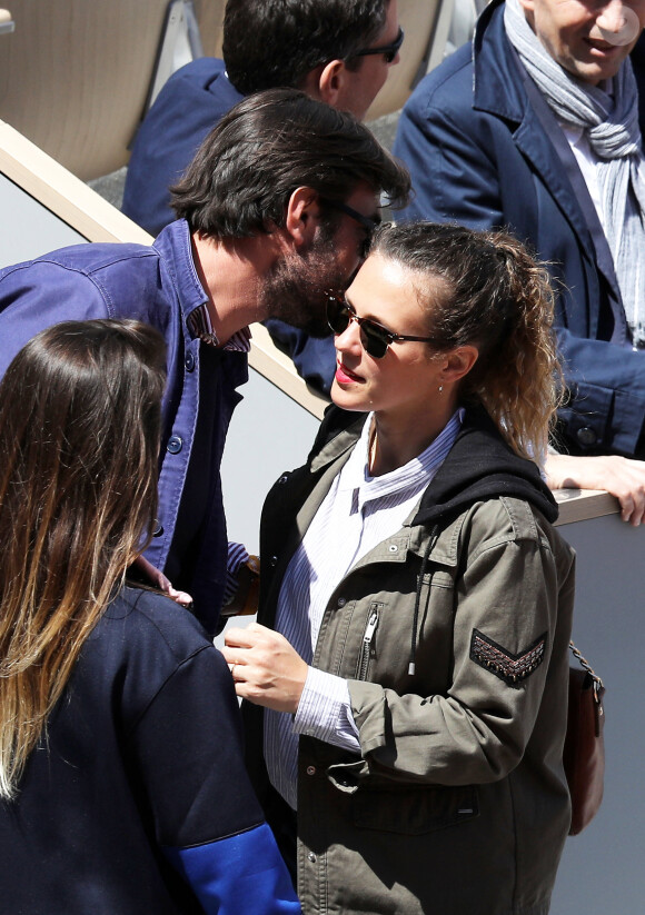 Exclusif - La chanteuse Lorie (Laure Pester) et un ami dans les tribunes des internationaux de France de tennis de Roland Garros à Paris le 28 mai 2019. © Jacovides-Moreau/Bestimage