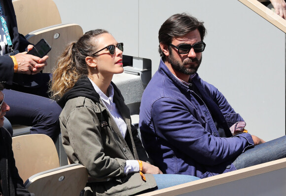 Exclusif - La chanteuse Lorie (Laure Pester) et un ami dans les tribunes des internationaux de France de tennis de Roland Garros à Paris le 28 mai 2019. © Jacovides-Moreau/Bestimage