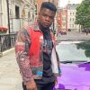 Levi Davis prend la pose dans les rues de Londres. Instagram