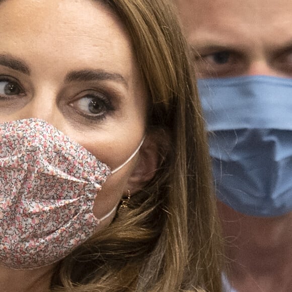 Le prince William, duc de Cambridge, et Kate Middleton, duchesse de Cambridge, font des bagels lors de leur visite à la boulangerie "Beigel Bake Brick Lane" à Londres, le 15 septembre 2020, pendant l'épidémie de coronavirus (Covid-19).