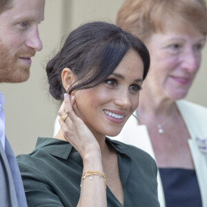 Le prince Harry, duc de Sussex, et Meghan Markle, duchesse de Sussex (bijoux Missoma), inaugurent l'université technologique à Bognor Regis. C'est leur première visite dans le comté de Sussex depuis leur mariage. Le 3 octobre 2018