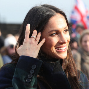 Meghan Markle (bijoux Missoma) à Edimbourg en Ecosse le 13 février 2018.