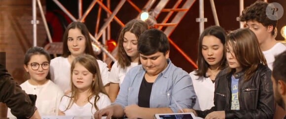 Battle entre Julien, Samvel et les six membres de Musical Kids dans "The Voice Kids 2020", le 19 septembre, sur TF1