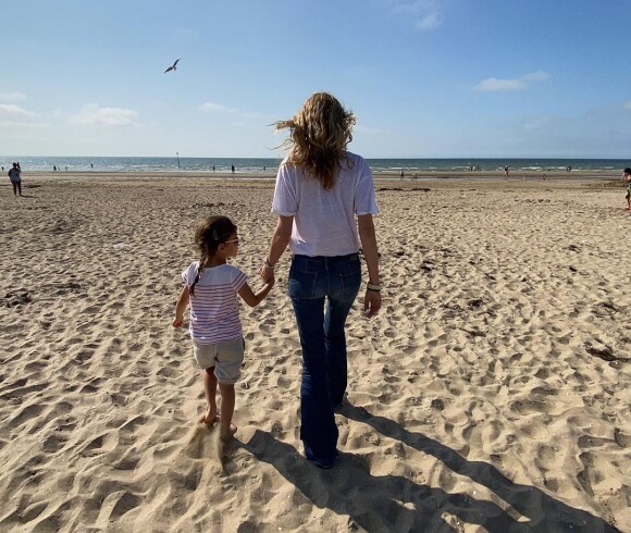 Richard Berry a posté cette photo de sa fille Mila pour ses 6 ans, avec sa femme, sur Instagram.