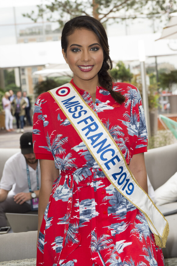 Vaimalama Chaves (Miss France 2019) dans les tribunes lors des internationaux de tennis de Roland Garros à Paris, France, le 4 juin 2019. © Jean-Baptiste Autissier/Panoramic/Bestimage