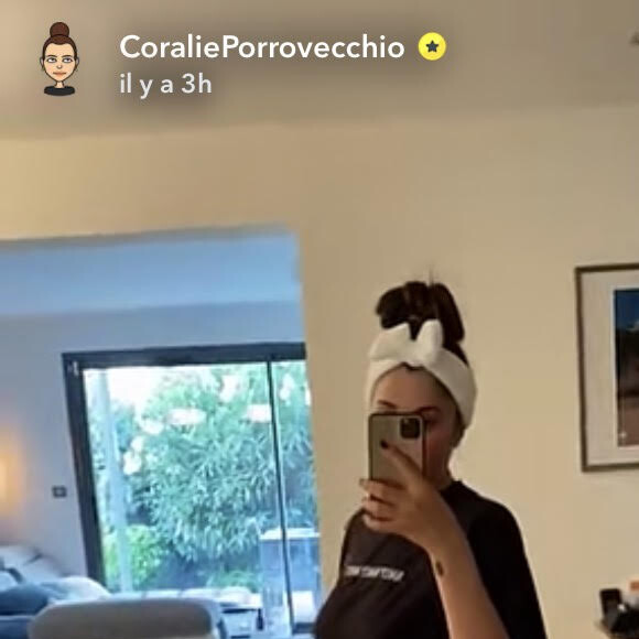 Coralie Porrovecchio dévoile son corps pour mettre fin aux rumeurs d'une deuxième grossesse. Septembre 2020.