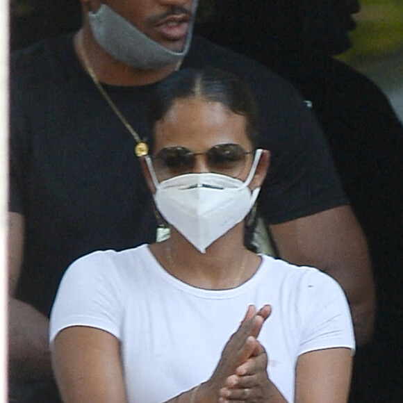 Christina Milian sort déjeuner à Los Angeles le 6 septembre 2020. Elle promène en landau son fils Isaiah Pokora, elle porte un masque et se lave consciencieusement les mains pour faire face à l'épidémie de Coronavirus (COVID-19).