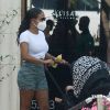 Christina Milian sort déjeuner à Los Angeles le 6 septembre 2020. Elle promène en landau son fils Isaiah Pokora, elle porte un masque et se lave consciencieusement les mains pour faire face à l'épidémie de Coronavirus (COVID-19).