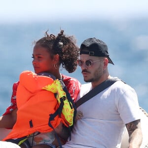 Matt Pokora et sa compagne Christina Milian et leur fils Isaiah sont allés déjeuner avec des amis au restaurant de plage Le Layet au Lavandou le 20 juillet 2020.