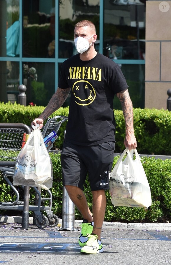 Le chanteur de 34 ans, Matt Pokora, muni d'un masque de protection contre le coronavirus (Covid-19) et vêtu d'un tee-shirt du groupe de rock "Nirvana", a fait quelques provisions dans un supermarché de Los Angeles. Le 6 juin 2020.