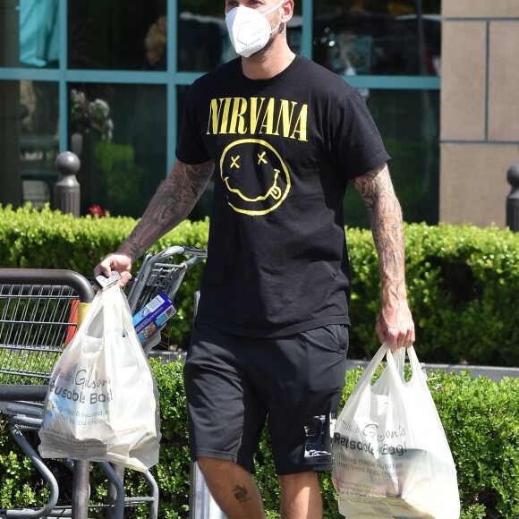 Le chanteur de 34 ans, Matt Pokora, muni d'un masque de protection contre le coronavirus (Covid-19) et vêtu d'un tee-shirt du groupe de rock "Nirvana", a fait quelques provisions dans un supermarché de Los Angeles. Le 6 juin 2020.