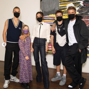 Victoria Beckham, David Beckham et leurs enfants Romeo, Harper et Cruz Beckham lors du défilé Victoria Beckham printemps-été 2021, à la Fashion Week de Londres.