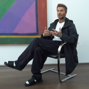 David Beckham, tout habillé en Dior, a assisté au défilé de la marque Victoria Beckham à la Fashion Week de Londres.