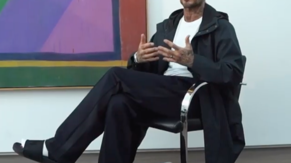 David Beckham ose les claquettes-chaussettes !