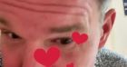 Benjamin Castaldi garde son fils Gabriel le 25 septembre 2020.