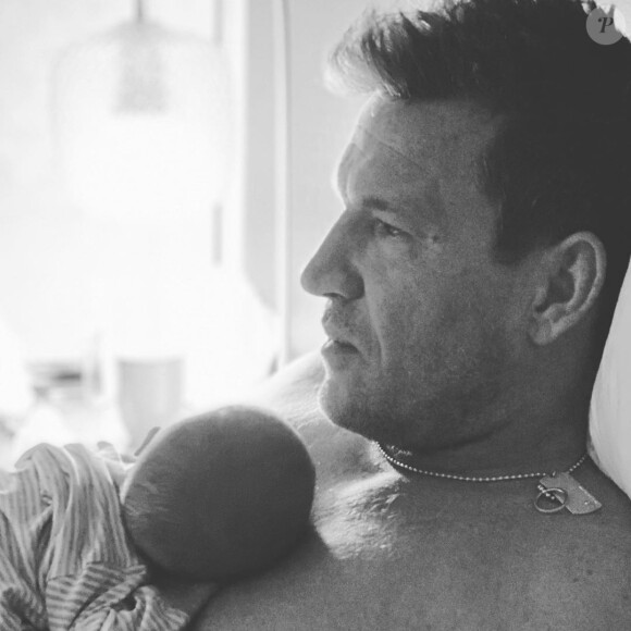 Benjamin Castaldi, sa femme Aurore et son fils Gabriel né le 27 août 2020.